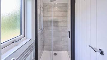 Shower, hair dryer, towels, shampoo