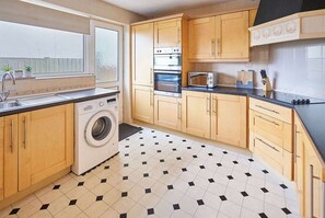 Fridge, microwave, oven, stovetop - Host & Stay | Saltdean Sea View (Saltdean)