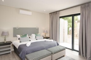 Quarto casal clássico, 1 cama de casal, banheiro privativo, vista para a montanha | Escrivaninha, Wi-Fi de cortesia