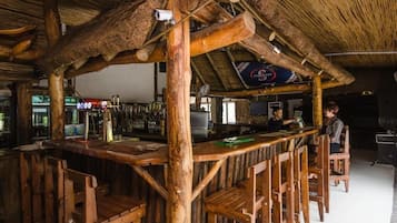 2 bars/lounges