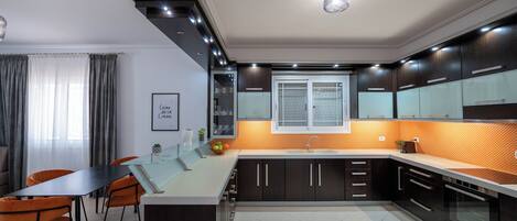 Fridge, oven, stovetop, coffee/tea maker