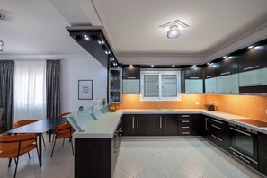 Een koelkast, een oven, een kookplaat, een koffiezetapparaat/waterkoker