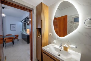 Douche, séchoir à cheveux, serviettes fournies, savon