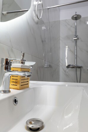 Dusche, Haartrockner, HandtĂŒcher, Seife