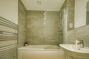 Apartment, 2 Bedrooms | Bathroom | Free toiletries, towels, soap, shampoo - Jewellery Courts (Birmingham)