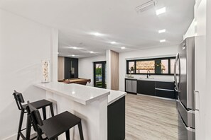 Réfrigérateur, micro-ondes, four, plaque de cuisson