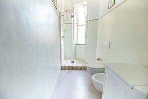 Haartrockner, Handtücher, Seife, Shampoo