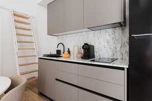 Frigorífico, microondas, placa de cocina y cafetera o tetera