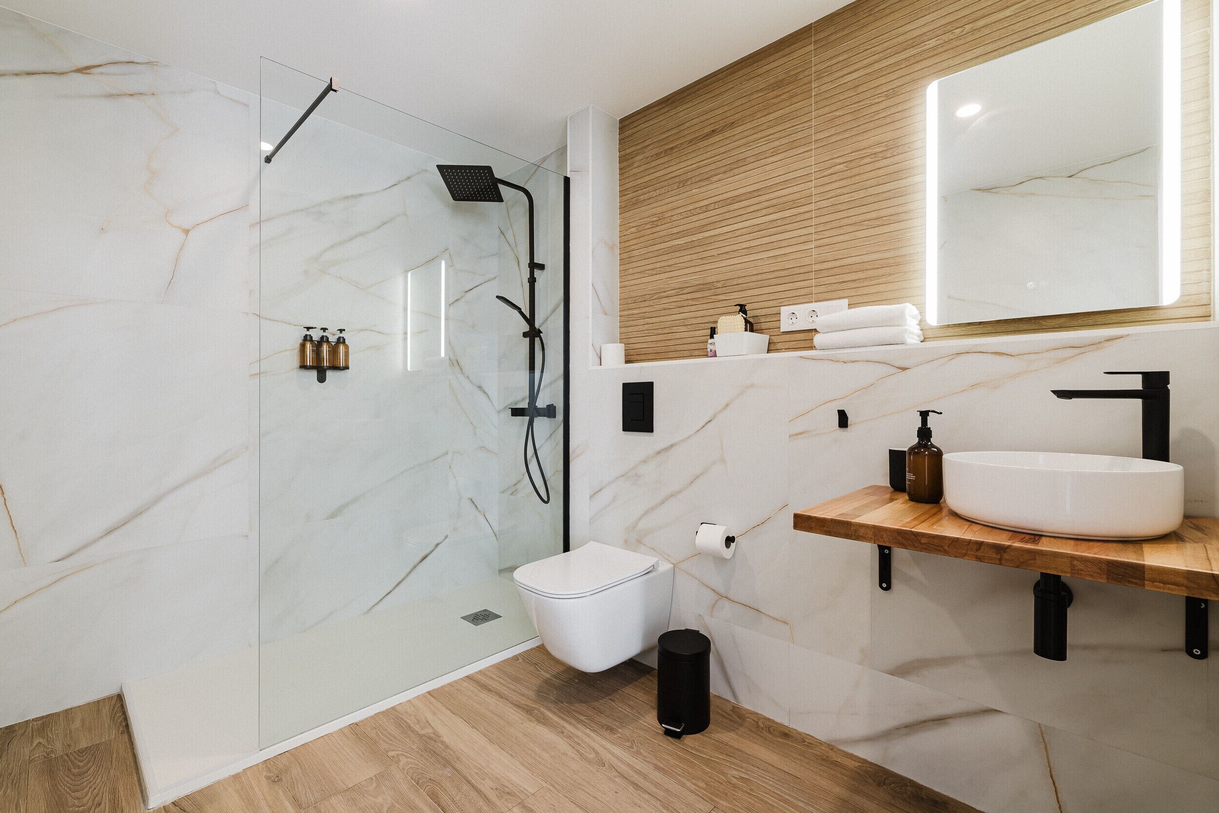 Een douche, een haardroger, handdoeken