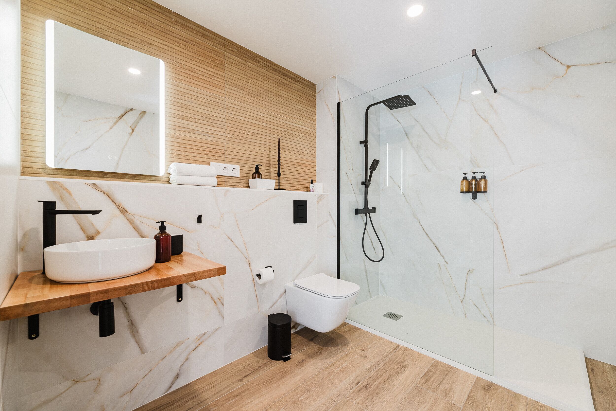 Een douche, een haardroger, handdoeken