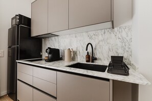 Frigorífico, microondas, placa de cocina y cafetera o tetera