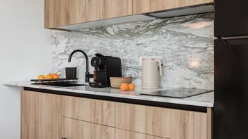 Frigorífic, microones, cafetera i tetera i bullidora elèctrica