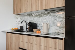 Frigorífico, microondas, placa de cocina y cafetera o tetera
