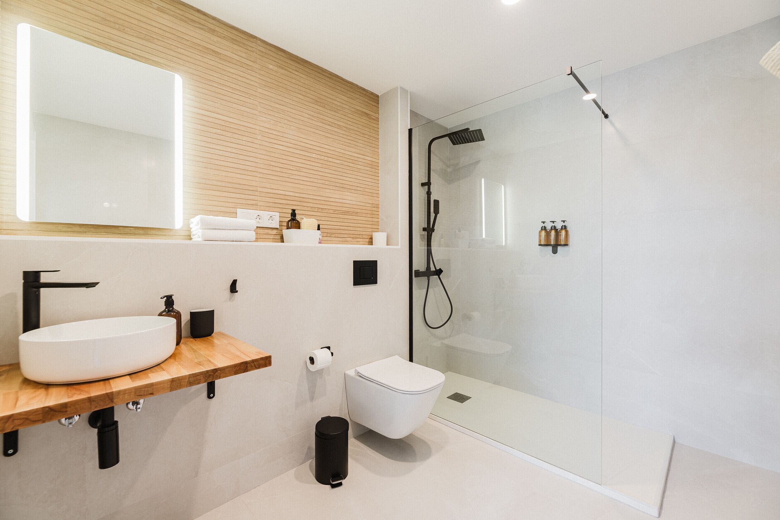 Een douche, een haardroger, handdoeken
