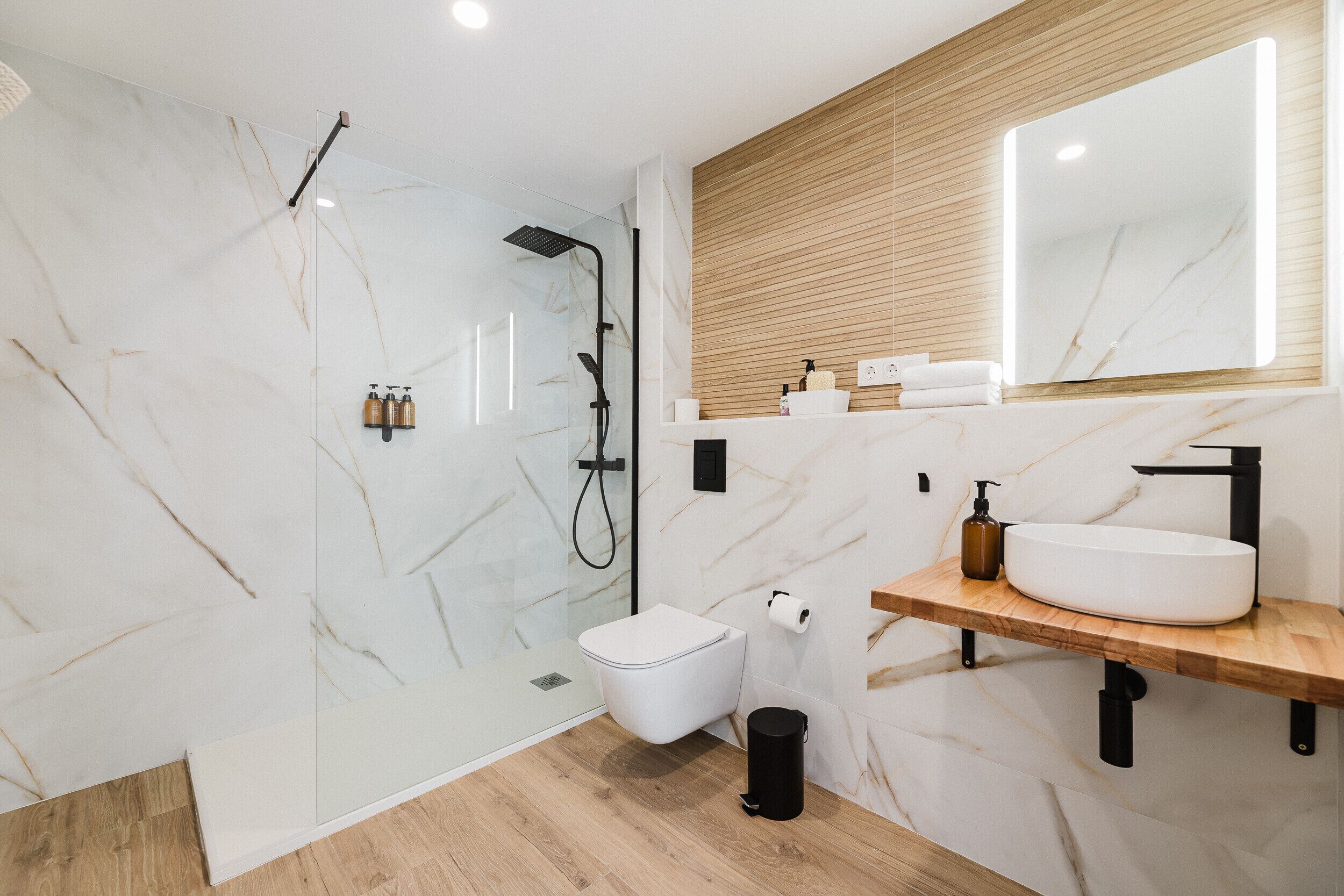 Een douche, een haardroger, handdoeken