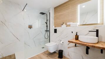 Een douche, een haardroger, handdoeken