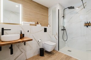 Shower, hair dryer, towels - Gran Turia: Premium Apartment with Terrace (Valencia)