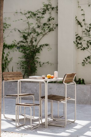Outdoor dining - Gran Turia: Premium Apartment with Terrace (Valencia)