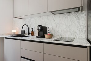 Fridge, microwave, coffee/tea maker, electric kettle - Comfort, design and a terrace facing the Turia Gardens in Valencia (Valencia)