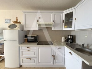 Fridge, microwave, oven, coffee/tea maker