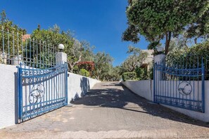 المنطقة المحيطة بالمنشأة