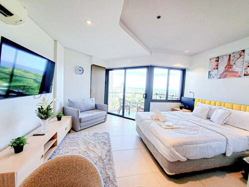 Deluxe Studio unit condo in Lapu-lapu City with WiFi, AC