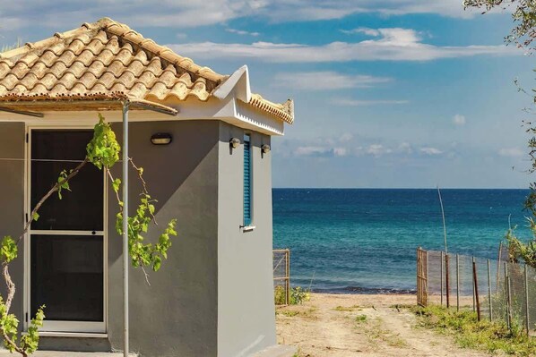 Exterior - Koroni Beachfront Retreat, Private Garden Haven (Koroni)