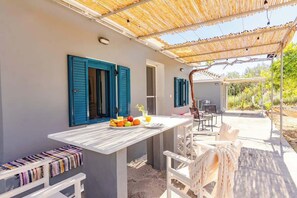 Outdoor dining - Koroni Beachfront Retreat, Private Garden Haven (Koroni)