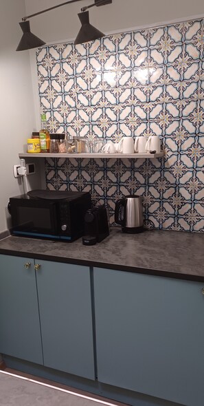 Geladeira, micro-ondas, cooktop, cafeteira/chaleira