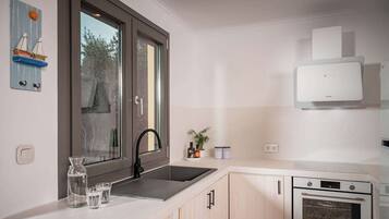 Fridge, oven, coffee/tea maker, toaster