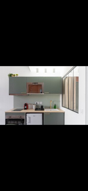 Kühlschrank, Mikrowelle, Ofen, Herdplatte