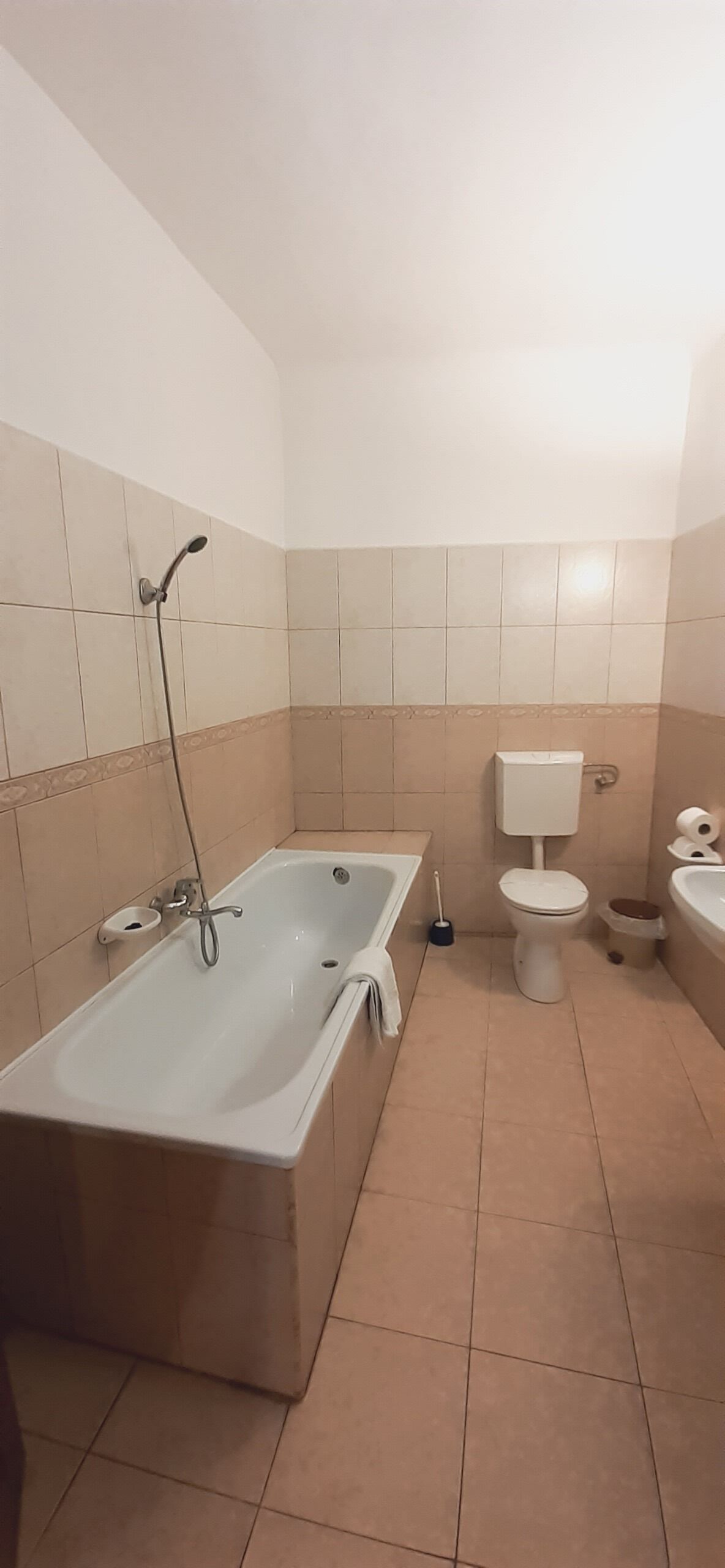 Un baño con bañera, inodoro y lavamanos.