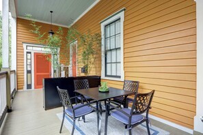Outdoor dining - The Koi Retreat, Victorian | Huge Porch | Parking (Savannah)