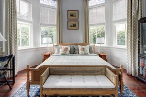3 bedrooms, iron/ironing board, WiFi, bed sheets - The Koi Retreat, Victorian | Huge Porch | Parking (Savannah)