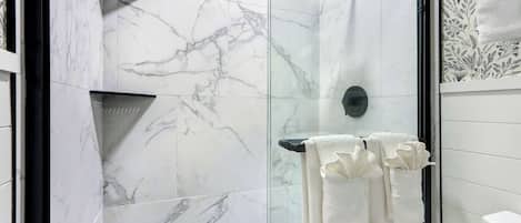 Douche, sĂšche-cheveux, serviettes fournies