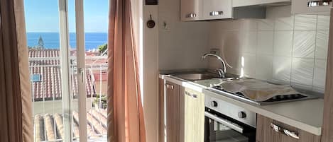 Een koelkast, een oven, een kookplaat, een koffiezetapparaat/waterkoker