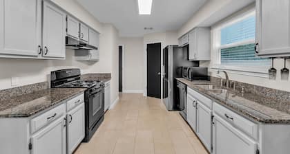 Prime Round Rock, Tx Getaway 4 Bedroom Home
