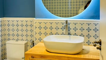 Een douche, een haardroger, handdoeken, zeep