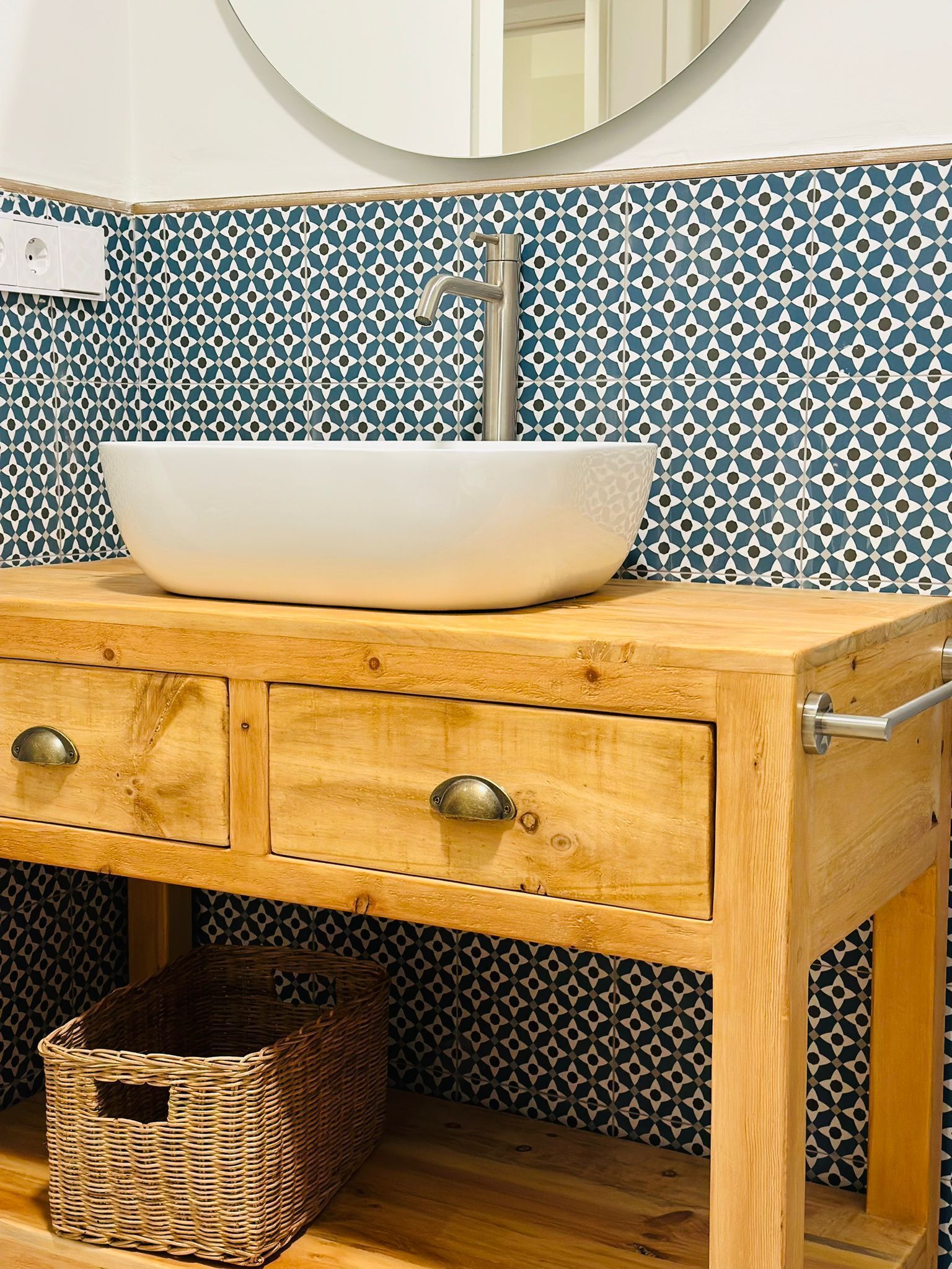 Een douche, een haardroger, handdoeken, zeep