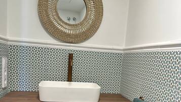 Ducha, secador de pelo, toallas y jabón