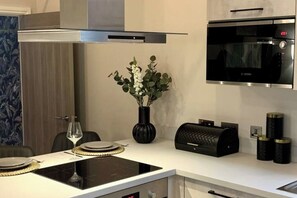 Een koelkast, een microgolfoven, een oven, een kookplaat