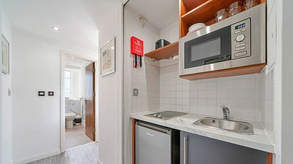 Fridge, cookware/dishes/utensils