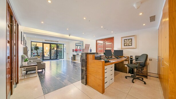 A spacious lobby with a reception desk, seating area, and a view of the outside. - Roland House - Deluxe Studio (London)