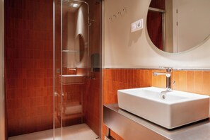 The Classic Double | Phòng tắm | Buồng tắm vòi sen, khăn tắm 