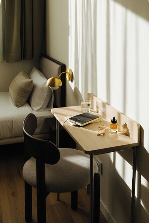 Compact Single (Shared Bathroom) | In-room safe, desk, laptop workspace, blackout drapes - Atipico Madrid (Madrid)