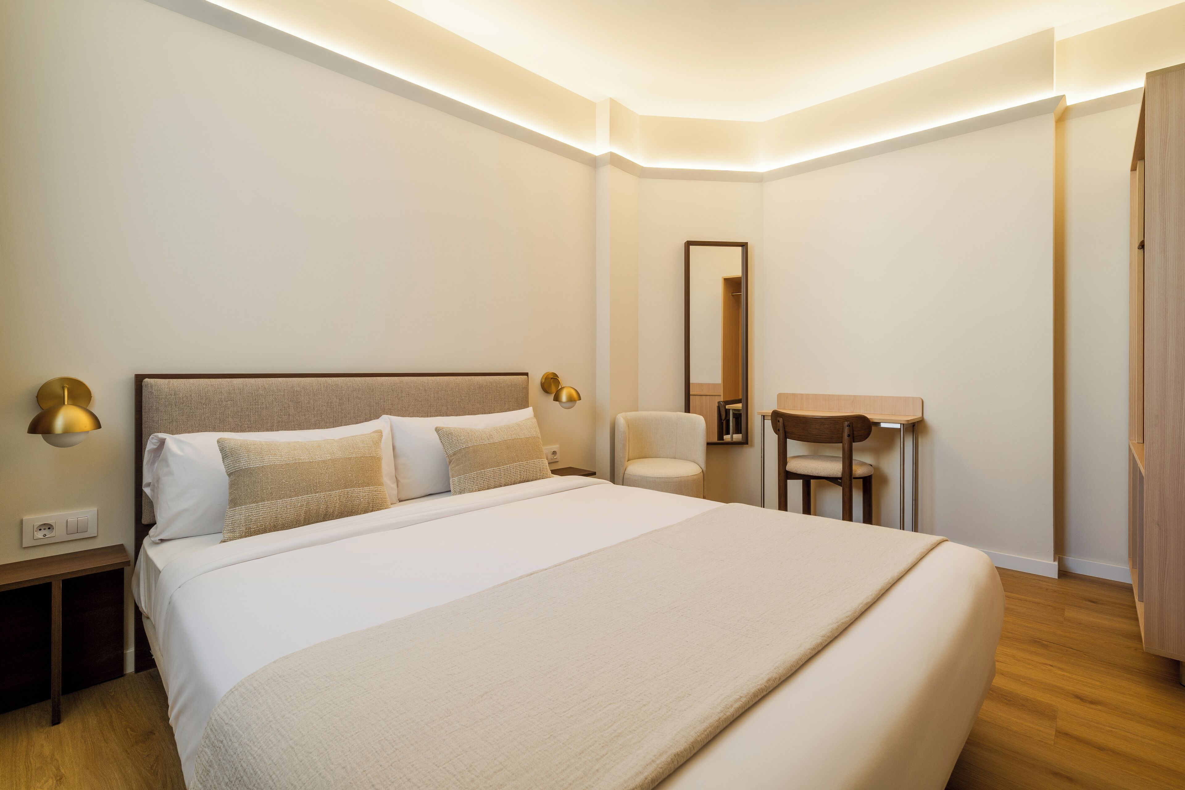 The Classic Double | Tallelokero huoneessa, työpöytä