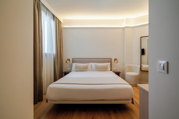 Classic Double | In-room safe, desk, laptop workspace, iron/ironing board