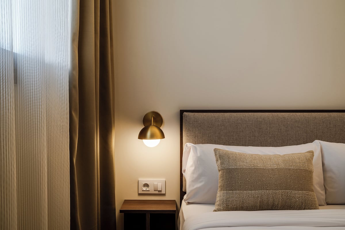 The Smart Solo | In-room safe, desk, laptop workspace, iron/ironing board