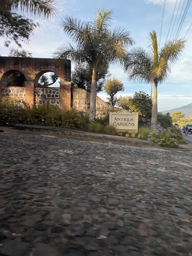  Antigua Gardens 
Spacious 4-bedroom house in enchanting Alotenango with WiFi