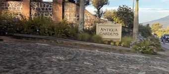 Antigua Gardens
Spacious 4-bedroom house in enchanting Alotenango with WiFi